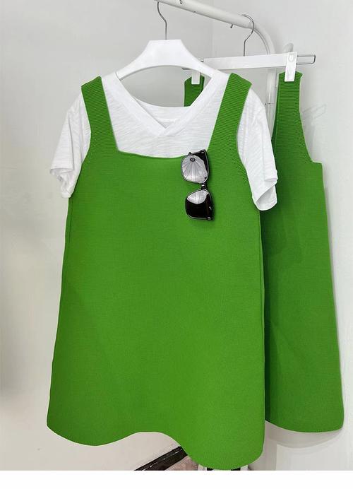 2022夏季设计感小众裙子针织背心连衣裙方领百搭显瘦绿色吊带裙女